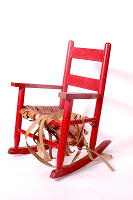 破椅子红小孩的摇椅图片下载