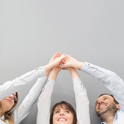 一群商务人士在享受和庆祝成功。图片下载