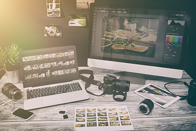 摄影师的电脑与照片编辑程序。素材图片