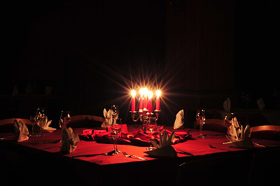 豪华的餐桌和蜡烛。素材图片