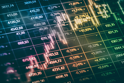 电脑显示器和交易软件。多重曝光摄影。图片下载