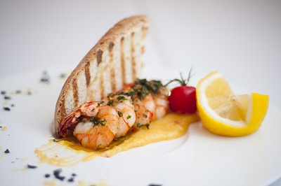 虾仁配柠檬吐司和酱汁。图片下载