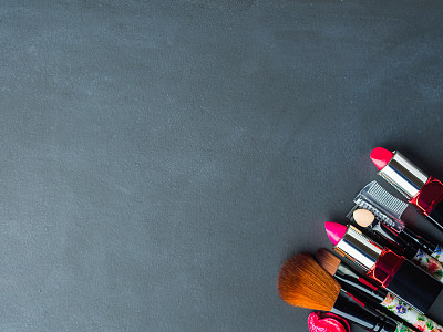 粉色的化妆产品和工具图片下载