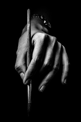 艺术家的手握着一支刷子图片下载