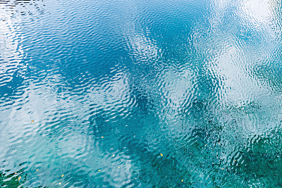 湖面上有云的倒影。图片下载