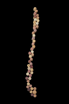 国家酿酒师-地图从葡萄酒软木塞。黑色背景的智利地图。图片下载