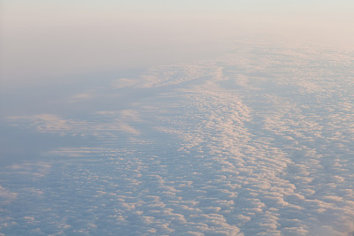 夕阳下的云朵在飞机上勾勒出天空的风景图片下载
