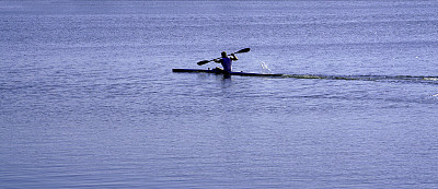 人在他的皮艇全速前进图片下载