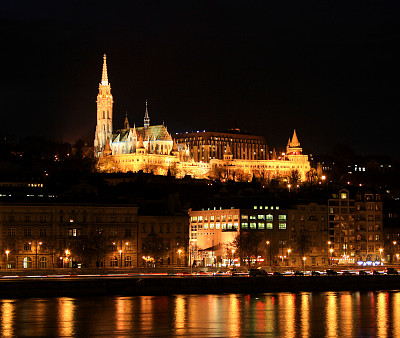 布达佩斯的马提亚教堂和渔民堡垒图片下载