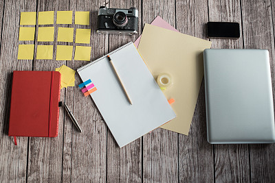 设计师的办公桌上很少有元素图片下载