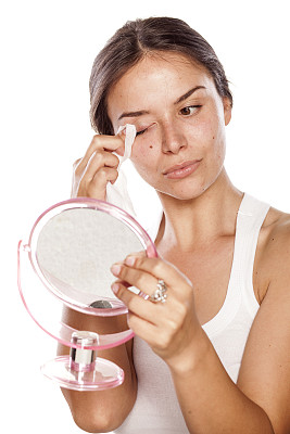 女孩用湿纸巾卸妆图片下载