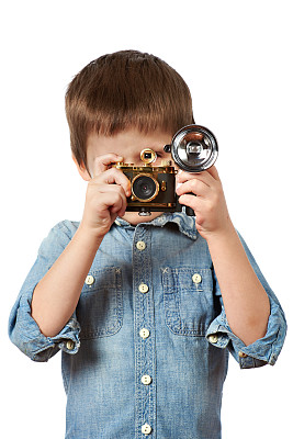 小男孩摄影师用复古相机和闪光灯拍摄图片下载