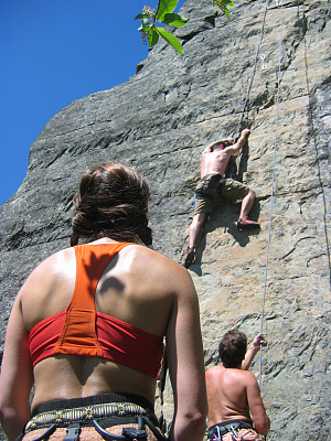 蒙大拿州石山的攀岩女孩图片下载