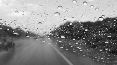 雨点落在挡风玻璃上图片下载