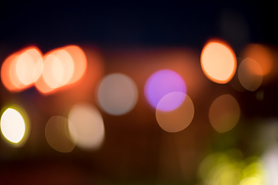 模糊的散景背景图像与彩色的灯光和黑暗的背景图片下载