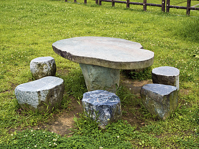 公园里的石桌和长椅图片下载