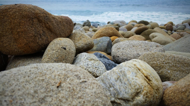 岩石在海滩图片下载