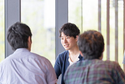 大学生讨论图片下载