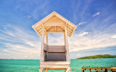 海边的老木屋和美丽的蓝天图片下载