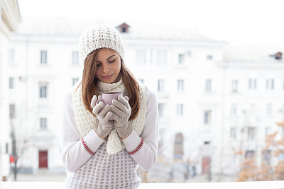 女孩在街上喝冷饮咖啡图片下载