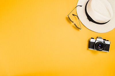 配件旅行俯视图黄色背景与拷贝空间图片下载