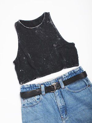 蓝色复古高腰妈妈牛仔裤，黑色腰带和黑色大理石露脐上衣孤立在白色背景。平的。前视图。副本的空间。图片下载