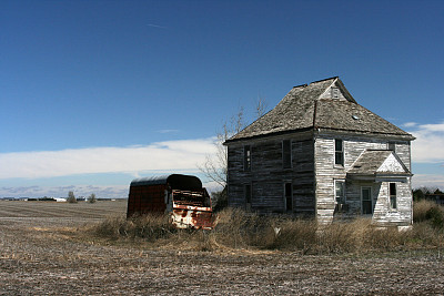 旧的废弃的农舍在开阔地。图片下载
