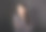 穿着西装，双臂交叉俯视着深灰色背景的不快乐、愤愤不平的女商人图片下载