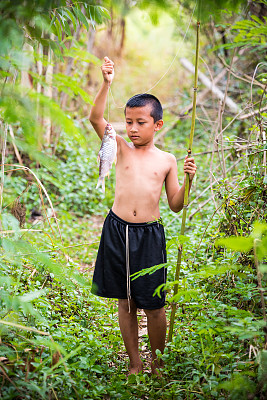 小男孩在钓鱼。图片下载