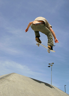 高中奥利在滑板公园玩滑板图片下载