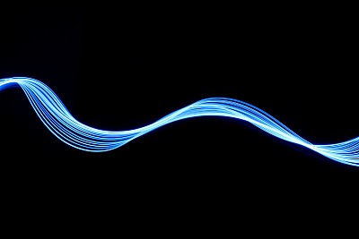 光画摄影-蓝色仙子灯在平行线，长曝光，在一个干净的黑色背景图片下载