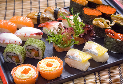 日本料理寿司组合在桌子上设计照片图片下载