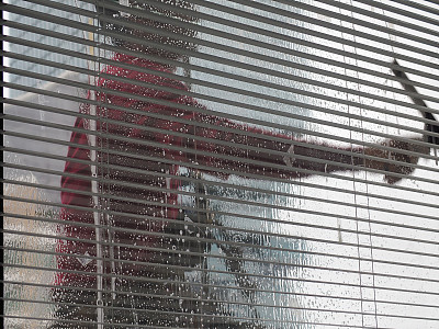 侠影在擦玻璃墙图片下载