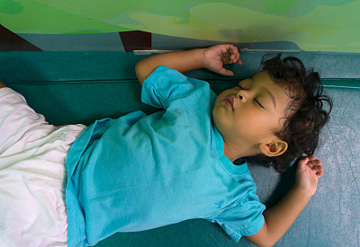 两岁的亚洲小孩睡在床垫上图片下载