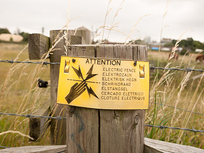 农场电动围栏上的安全标志图片下载