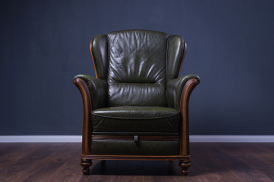 墙前的绿色皮扶手椅图片下载