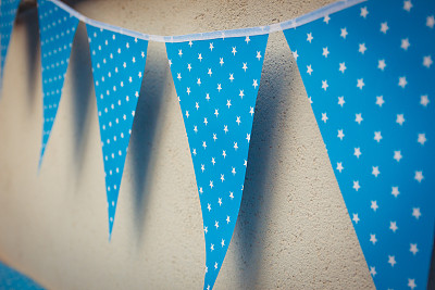 彩色的蓝色装饰旗上有白色的星星图片下载