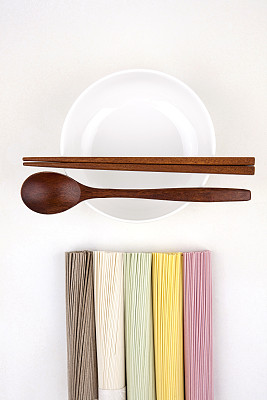 用木勺和筷子的韩国面条图片下载