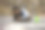 女孩用粉笔在地上画画。图片下载