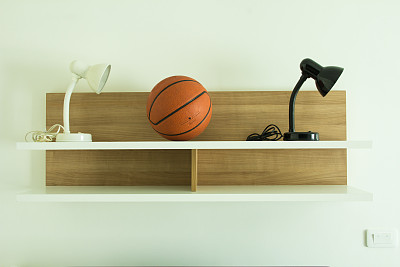 架子上装饰了室内灯和篮球图片下载
