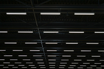 黑色天花板上的荧光灯管照明图片下载