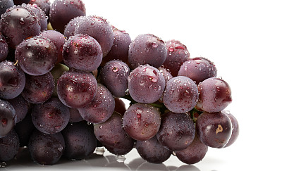 新鲜的葡萄串孤立在白色的背景图片下载