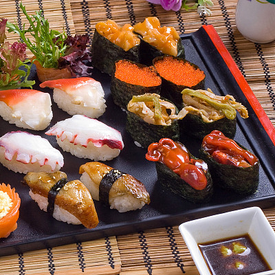 日本料理寿司组合在桌子上设计照片图片下载