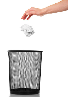 空的购物篮，废纸和女性的手扔球的皱巴巴的纸孤立在白色的背景。图片下载