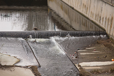 低水位水道流经城市图片下载