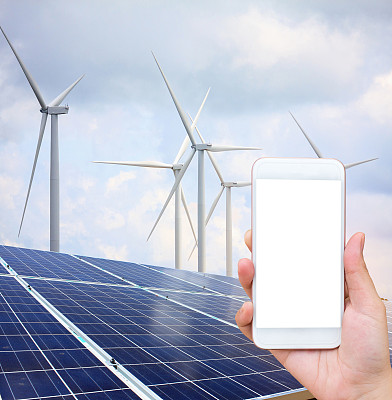 太阳能板和风力涡轮机与云彩和天空图片下载