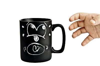 害怕的杯子和一只手图片下载