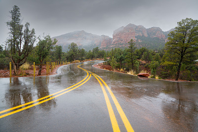 穿过红岩的路图片下载