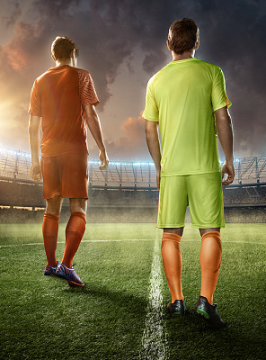 两个足球运动员在足球场图片下载