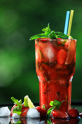 草莓，浆果，酸橙，夏天，明亮，红色，新鲜，薄荷，水，照片，鸡尾酒，玻璃杯，冰，新鲜，饮料图片下载